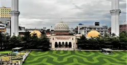Salah satu tempat wisata religi di Bandung, Masjid Raya Bandung. (Sumber: YouTube/jalan pelesiran)