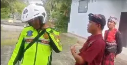 Polisi berkeliaran saat Nyepi di tegur Pecalang di Bali. (Sumber: Tangkapan Layar)