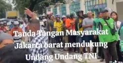 Tangkapan layar video warga antre bingkisan dan tanda tangan dukungan UU TNI (Sumber: X/@MartoArt)