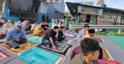 Antusias warga Pamulang ratusan orang melaksanakan Solat Ied hingga meluber ke Jalan menutup Fly Over Tol Pamulang, Senin, 31 Maret 2025. (Sumber: Poskota/Angga Pahlevi)