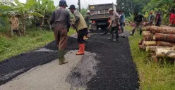 Sejumlah warga Cibitung, Kecamatan Cibitung, Kabupaten Pandeglang, saat melakukan perbaikan jalan rusak. (Sumber: Dok. Warga).