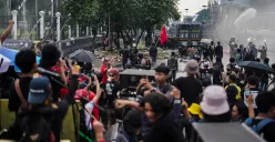 Aksi massa buruh dari berbagai serikat kerja saat (Sumber: Poskota/Bilal Nugraha Ginanjar)