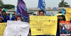 Buruh berunjuk rasa di depan Gedung DPR RI, Senayan, Jakarta Pusat, Kamis, 1 Mei 2025. (Sumber: Poskota/Pandi Ramedhan)