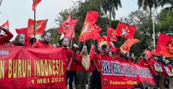 Massa dari Konfederasi Barisan Buruh Indonesia (KBBI) berunjuk rasa pada Hari Buruh atau May Day di kawasan Monas, Jakarta Pusat, Kamis, 1 Mei 2025. (Sumber: Poskota/Pandi Ramedhan)