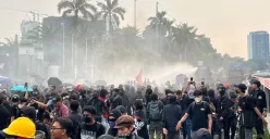 Massa buruh yang berunjuk rasa di depan Gedung DPR RI, Senayan, Jakarta Pusat, dipukul mundur, Kamis, 1 Mei 2025. (Sumber: Poskota/Ali Mansur)