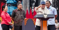Presiden RI Prabowo Subianto berbicara di depan ribuan massa buruh, memadati kawasan Monumen Nasional (Monas), Jakarta, untuk memperingai Hari Buruh Internasional pada Kamis, 1 Mei 2025. (Sumber: Poskota/Bilal Nugraha Ginanjar)
