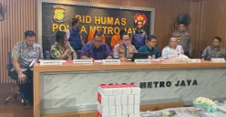 Kabid Humas Polda Metro Jaya, Kombes pol Ade Ary Syam Indradi (tengah) meyampaikan pemaparannya saat gelar perkara pencucian uang di Mako Polda Metro Jaya, Jumat, 2 Mei 2025. (Sumber: Poskota/Primayanti Juli Kumala Manalu)