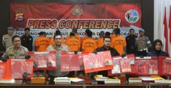 Kapolresta Serang Kota Kombes Yudha Satria didampingi Kastresnarkoba dan Kasihumas menunjukkan barang bukti narkoba dalam konferensi pers. (Sumber: Poskota/Rahmat Haryono)