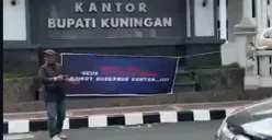 Sejumlah jurnalis Kuningan melakukan aksi protes terhadap Gubernur Jawa Barat Dedi Mulyadi. (Sumber: Capture Instagram @Kuninganoke19)