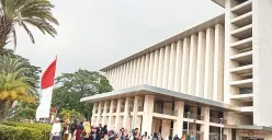 Warga membanjiri halaman masjid Istiqlal untuk dapat masuk ke pameran persaudaraan Arab Saudi-Indonesia, Sabtu, 3 Mei 2025. (Sumber: Poskota/Nurpini Aulia Rapika)