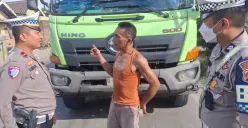 Personel Satlantas Polres Serang meminta sopir angkutan tanah di jalan raya Cirabit. (Sumber: Dok. Satlantas Polres Serang)