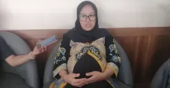 Anggota DPRD Kota Cimahi Komisi 1, Fitriyani Angelina Silaban, memberikan pernyataan, di Gedung DPRD Cimahi, Senin, 5 Mei 2025. (Sumber: Poskota/Gatot Poedji Utomo)