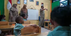 Gubernur Jakarta Pramono Anung meninjau tempat penitipan anak atau daycare gratis Taman Anak Sejahtera (TAS) Arutula di Kebon Bawang, Tanjung Priok, Jakarta Utara, Senin, 5 Mei 2025. (Sumber: Poskota/Bilal Nugraha Ginanjar)