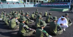 Potret Gubernur Jawa Barat, Dedi Mulyadi saat bersama siswa di barak militer. (Sumber: Instagram/@dedimulyadi71)