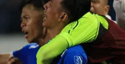 Gelandang Persib Bandung, Beckham Putra meneteskan air mata setelah meraih kemenangan 2-1 atas Bali United pada laga di Stadion Gelora Bandung Lautan Api, Jumat, 18 April 2025. (Sumber: Poskota/Ade Mamad)