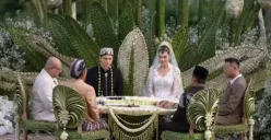 Raffi Ahmad dan Irwan Mussry hadir menjadi saksi pada acara ijab kabul dalam pernikahan Luna Maya dan Maxime Bouttier Akad nikah yang digelar di COMO Shambhala Estate, Gianyar, Bali hari ini. (Sumber: Capture Channel TS Media)
