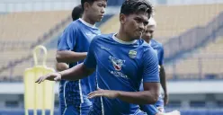 Gelandang Persib, Ahmad Agung samai capaian seniornya, Achmad Jufriyanto setelah sukses membawa Maung Bandung menjuarai Liga 1 2024-2025. (Foto: X/@persib)