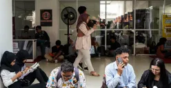 Pencari kerja memadati bursa kerja atau job fair yang diadakan Pemerintah Provinsi Jakarta di Gor Kemayoran, Jakarta, Selasa, 6 Mei 2025. (Sumber: Poskota/Bilal Nugraha Ginanjar)