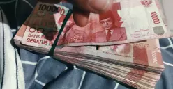 Aplikasi pinjaman online resmi melalui smartphone – pastikan platform pilihan Anda telah terdaftar di OJK untuk perlindungan maksimal. (Sumber: Pinterest)