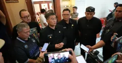 Wagub Jabar, Erwan Setiawan memaparkan perubahan titik akhir konvoi Persib Juara, Kamis 9 Mei 2025. (Foto: Dok. Humas Pemprov Jabar)