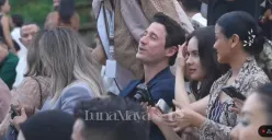 Nino Fernandez dan Steffi Zamora saat berada di akad nikah Luna Maya. (Sumber: YouTube/Luna Maya)