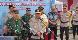 Sehari sebelumnya Kapolda Metro Jaya, Irjen Karyoto, memimpin apel siaga anti premanisme Polda Metro Jaya di Monas,pada Jumat, 9 Mei 2025. Namun masih banyak praktek premanisme di kawasan tersebut. (Sumber: Poskota/Ali Mansur)