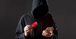 Banyak yang tertipu karena gak bisa bedain pinjol legal dan ilegal! Yuk kenali 5 perbedaan penting ini biar kamu gak terjebak utang berbunga mencekik.(Sumber: Freepik)