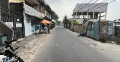 Lokasi JakLingko menabrak sejumlah kendaraan roda dua hingga menyebabkan delapan orang luka-luka di Jalan Bangun Nusa, Cengkareng, Jakarta Barat. (Sumber: Poskota/Pandi Ramedhan)
