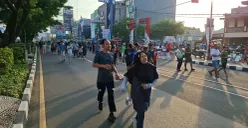 Warga Depok berolahraga di CFD menggunakan dua jalur di Margonda, Minggu Pagi, 11 Mei 2025. (Sumber: Poskota/Angga Pahlevi)