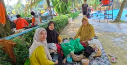 Jubaedah, 60 tahun, (kanan) bersama keluarga mengisi waktu kosong libur panjang dengan berwisata ke Putri Duyung Waterboom Bedahan, Sawangan, Kota Depok, Minggu pagi, 11 Mei 2025. (Sumber: Poskota/Angga Pahlevi)