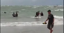 Proses evakuasi penumpang Kapal Tiga Putra yang terbalik dan tenggelam saat mengangkut wisatawan dari Pulau Tikus menuju daratan sebanyak 7 wisatawan dinyatakan tewas. (Sumber: Capture Instagram @evaastijayanti88)