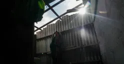 Ilustrasi rumah rusak disapu angin puting beliung. (Sumber: Poskota/Bilal Nugraha Ginanjar)