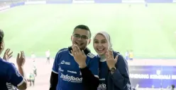Maula Akbar dan Putri Karlina bagikan momen tukar cincin di Stadion GBLA Persib, tanda sudah tunangan. (Sumber: Instagram)