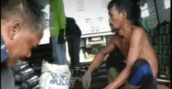 Beredar video sejumlah warga sipil diperbantukan oleh TNI dalam persiapan menjelang peledakan pemusnahan amunisi kedaluwarsa di Garut. (Sumber: Capture video tiktok @Qiii)