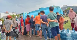 Warga Perumahan Pondok Permata, Kecamatan Babelan, Kabupaten Bekasi, mengantre air bersih, Selasa, 13 Mei 2025. (Sumber: Poskota/Nurpini Aulia Rapika)