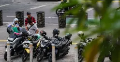 Juru parkir liar berjaga di depan area Taman Ismail Marzuki, Cikini, Jakarta, Selasa, 13 Mei 2025. (Sumber: Poskota/Bilal Nugraha Ginanjar)