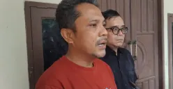 Adhel Setiawan, 48 tahun, dan Rezekinta Sofrizal (Direktur Eksekutif LBH Pendidikan Indonesia) berbicara terkait laporan ke Komnas HAM mengenai pendidikan militer gagasan Gubernur Jawa Barat Dedi Mulyadi. (Sumber: Poskota/Nurpini Aulia Rapika)