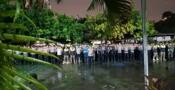 Polda Metro Jaya menggelar apel pelaksanaan Operasi Brantas Jaya 2025 di Polsek Kembangan, Jakarta Barat, Selasa, 13 Mei 2025, malam WIB. (Sumber: Poskota/Ali Mansur)