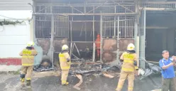 Pemadam kebakaran berupaya memadamkan api yang melalap satu ruko di kawasan Jelambar, Grogol Petamburan, Jakarta Barat, Selasa 13 Mei 2025. (Sumber: Dok. Warga)