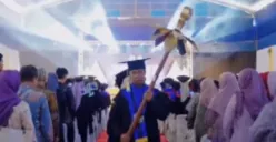 Momen prosesi wisuda SMK di Purwokerto mirip dengan wisuda Perguruan Tinggi. (Sumber: Tangkap Layar TikTok/@eliasvikaltumorang)