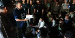 Polda Metro Jaya bersama instansi terkait menangkap preman kawasan Kembangan, Jakarta Barat, Selasa, 13 Mei 2025 malam WIB. (Sumber: Poskota/Ali Mansur)
