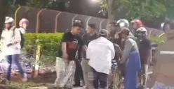 Kecelakaan beruntun diduga gegara pengemudi mobil mabuk di kawasan Kembangan, Jakarta Barat, Selasa, 13 Mei 2025 malam. (Sumber: Instagram/warga.jakbar)