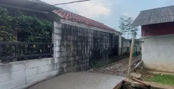 Akses jalan yang jadi pemicu konflik antara dua pemilik rumah di Rancabungur, Kabupaten Bogor, Rabu, 14 Mei 2025. (Sumber: Poskota/Sekar Putri Andini)