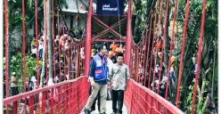 Potret Anies Baswedan yang berdiri di atas jembatan 'Titian Persatuan' yang dibangun melalui organisasi Aksi Bersama. (Sumber: X/@aniesbaswedan)