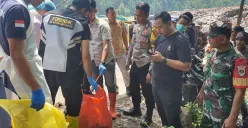 Evakuasi jasad bayi di Serang ke RS Bhayangkara. (Sumber: Dok. Polsek Taktakan)