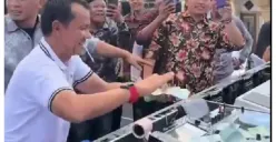 Pria yang diduga Anggota DPRD Lampung Utara, Hatami saat sedang menyawer DJ Rere Monique (Sumber: X/@ilhampid)