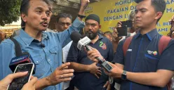 Eks Menpora Roy Suryo memenuhi panggilan pemeriksaan sebagai saksi kasus dugaan pencemaran nama baik terkait tudingan ijazah palsu eks Presiden RI Joko Widodo di Polda Metro Jaya, Jakarta Selatan, Kamis, 15 Mei 2025. (Sumber: Poskota/Ali Mansur)