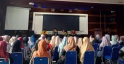 Ratusan guru honorer lulusan PPG beraudiensi di Kantor Disdikpora Pandeglang, Kamis, 15 Mei 2025. (Sumber: Poskota/Samsul Fatoni)