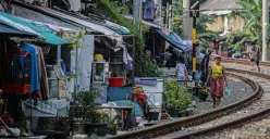 Warga beraktivitas di kawasan padat penduduk di Pejompongan, Jakarta, Jumat, 16 Mei 2025. (Sumber: Poskota/Bilal Nugraha Ginanjar)