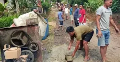 Puluhan warga Kampung Jaha, Desa Kadubelang, Kecamatan Mekarjaya, Kabupaten Pandeglang, saat melakukan perbaikan jalan secara swadaya, Jumat, 16 Mei 2025. (Sumber: Dok. Warga)